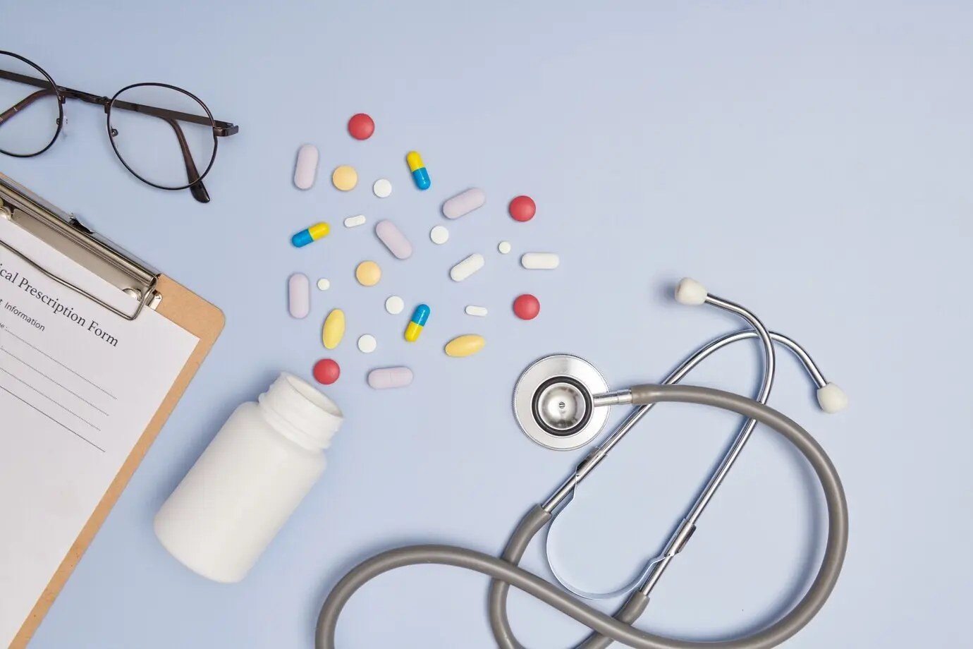 Стетоскоп, ручка и пустой рецептурный блок. Тематика медицины или фармацевтики. Пустой медицинский бланк, готовый к использованию. Современные медицинские информационные технологии.